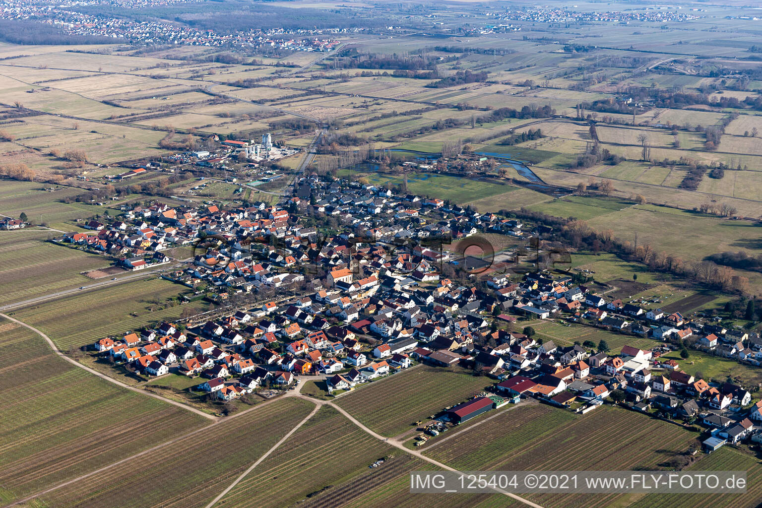 Luftbild von Dorf - Ansicht am Rande von landwirtschaftlichen Feldern und Nutzflächen in Erpolzheim im Bundesland Rheinland-Pfalz, Deutschland