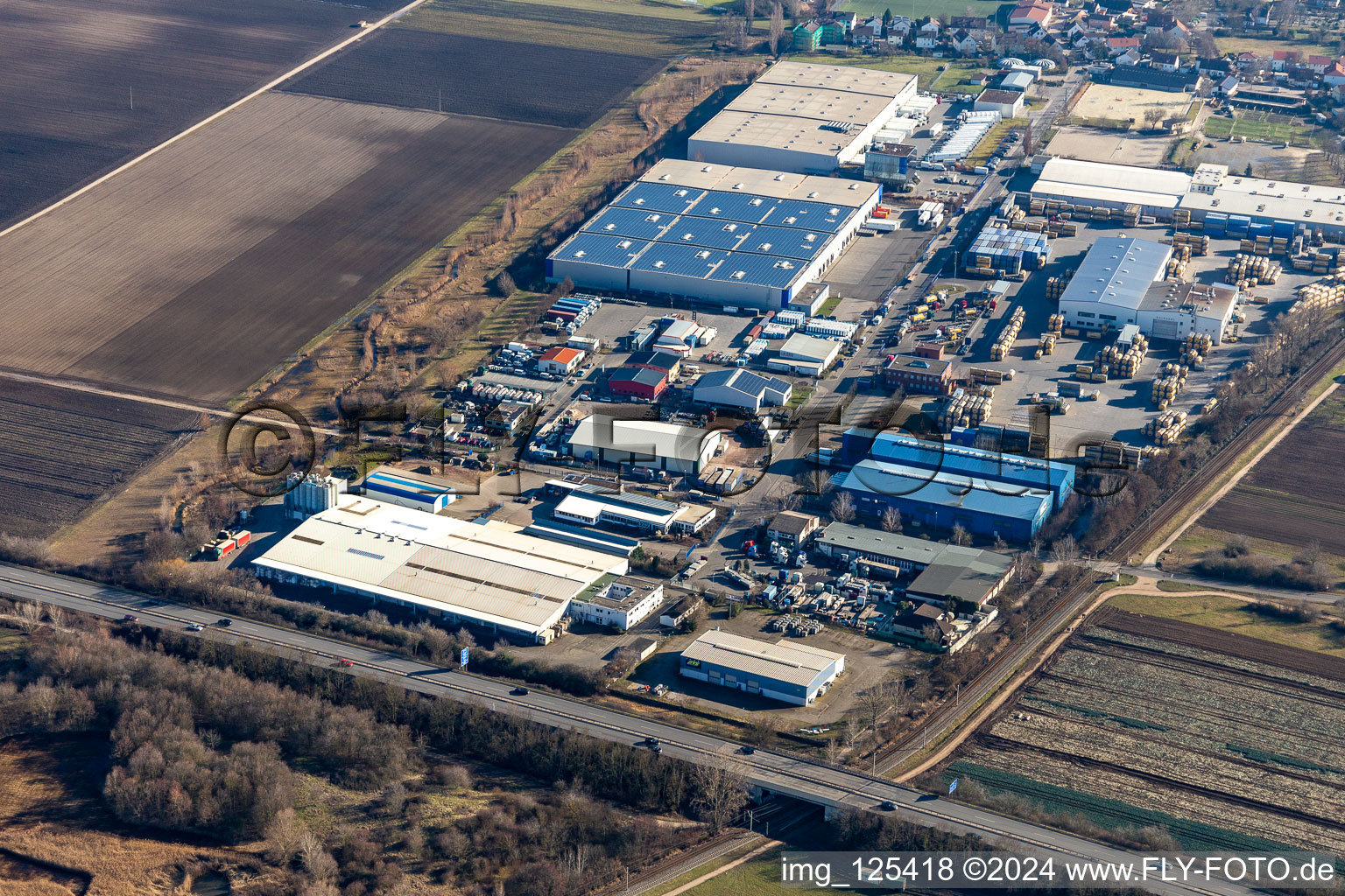 Gebäude und Produktionshallen auf dem Werksgelände des Pharmaproduzenten Roche Diagnostics Gmbh in Fußgönheim im Bundesland Rheinland-Pfalz, Deutschland