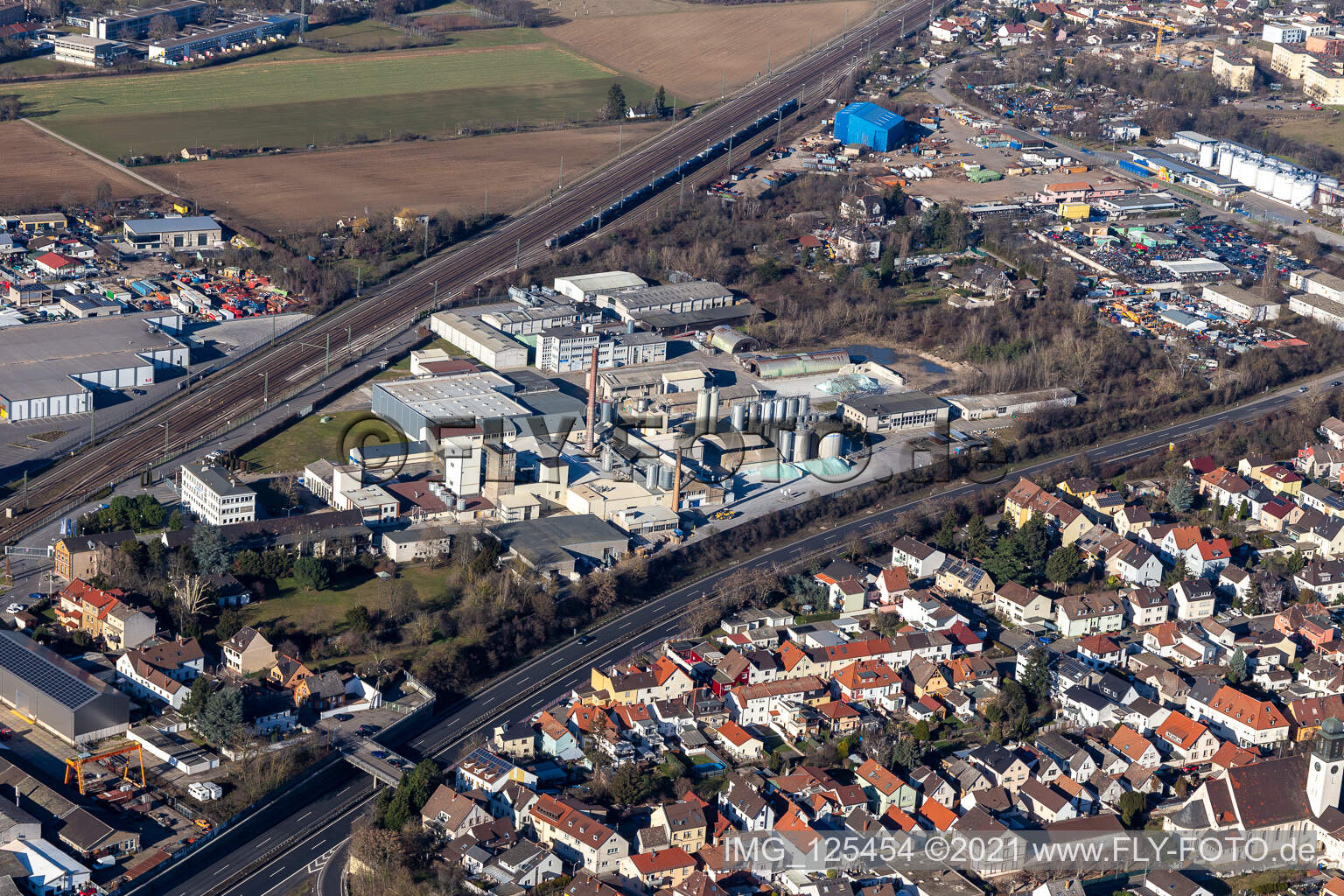 Luftbild von Gebäude und Produktionshallen auf dem Fabrikgelände Wöllner GmbH in Ludwigshafen am Rhein im Ortsteil Rheingönheim im Bundesland Rheinland-Pfalz, Deutschland