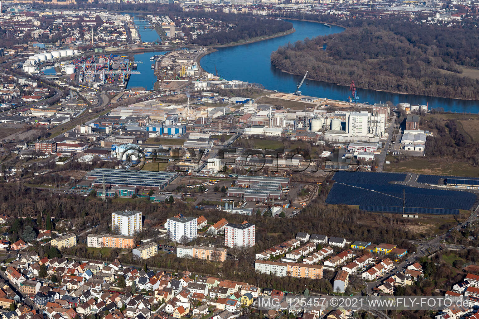 Industrie- und Gewerbegebiet im Ortsteil Rheingönheim in Ludwigshafen am Rhein im Bundesland Rheinland-Pfalz, Deutschland