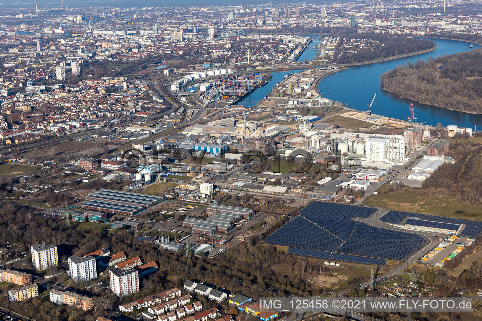 Luftbild von Industrie- und Gewerbegebiet im Ortsteil Rheingönheim in Ludwigshafen am Rhein im Bundesland Rheinland-Pfalz, Deutschland