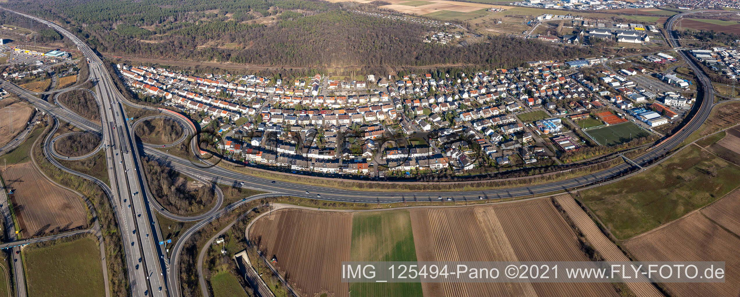 Siedlungsgebiet und Infrastruktur im Ortsteil Hirschacker in Schwetzingen im Bundesland Baden-Württemberg, Deutschland