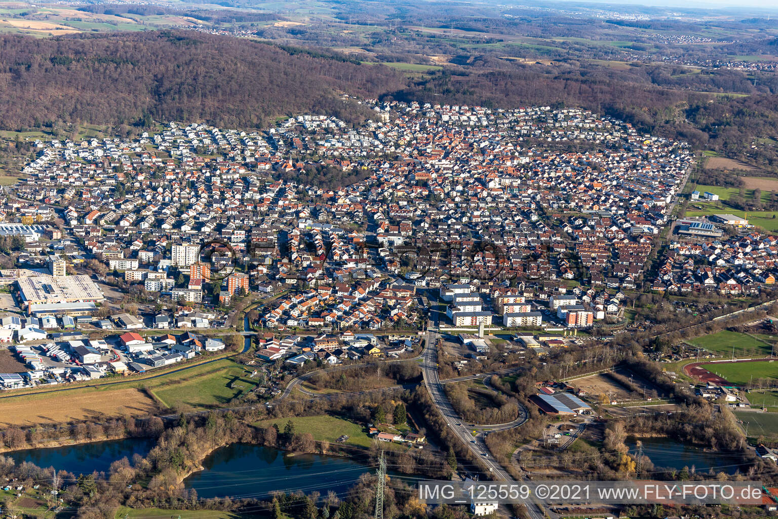 Ortsansicht der Straßen und Häuser der Wohngebiete in Nußloch im Bundesland Baden-Württemberg, Deutschland