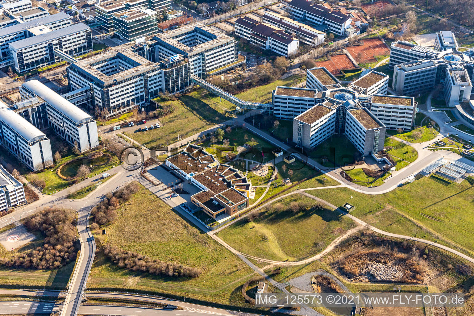 Luftaufnahme von Sternförmige Büro- und Geschäftshäuser der SAP Deutschland SE & Co. KG am Waldrand in Walldorf im Bundesland Baden-Württemberg