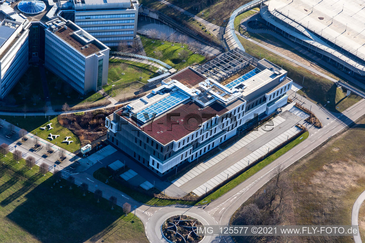Sternförmige Büro- und Geschäftshäuser der SAP Deutschland SE & Co. KG am Waldrand in Walldorf im Bundesland Baden-Württemberg von oben