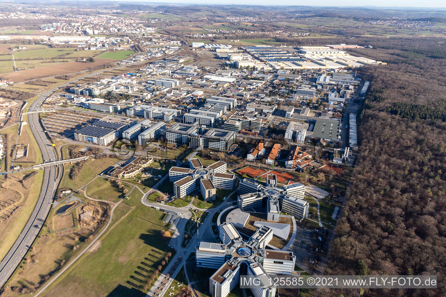Sternförmige Büro- und Geschäftshäuser der SAP Deutschland SE & Co. KG am Waldrand in Walldorf im Bundesland Baden-Württemberg aus der Luft betrachtet