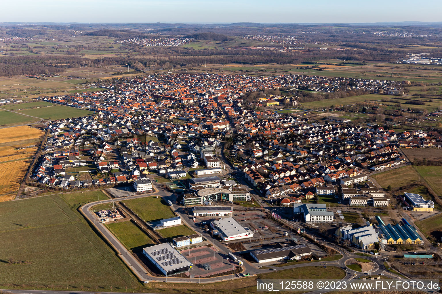 Luftbild von Ortsansicht am Rande von landwirtschaftlichen Feldern und Nutzflächen im Ortsteil Rot in Sankt Leon-Rot in St. Leon-Rot im Bundesland Baden-Württemberg, Deutschland