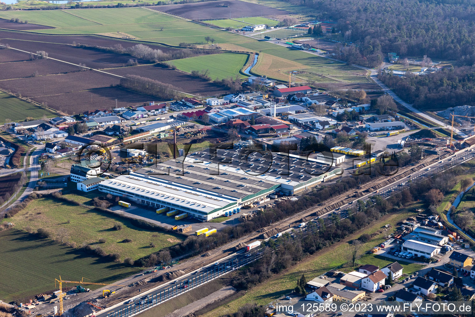 Gebäude und Produktionshallen auf dem Werksgelände der Smurfit Kappa Wellpappe Südwest GmbH in Sankt Leon-Rot in St. Leon-Rot im Bundesland Baden-Württemberg, Deutschland