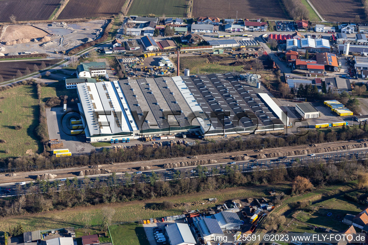 Luftbild von Gebäude und Produktionshallen auf dem Werksgelände der Smurfit Kappa Wellpappe Südwest GmbH in Sankt Leon-Rot in St. Leon-Rot im Bundesland Baden-Württemberg, Deutschland