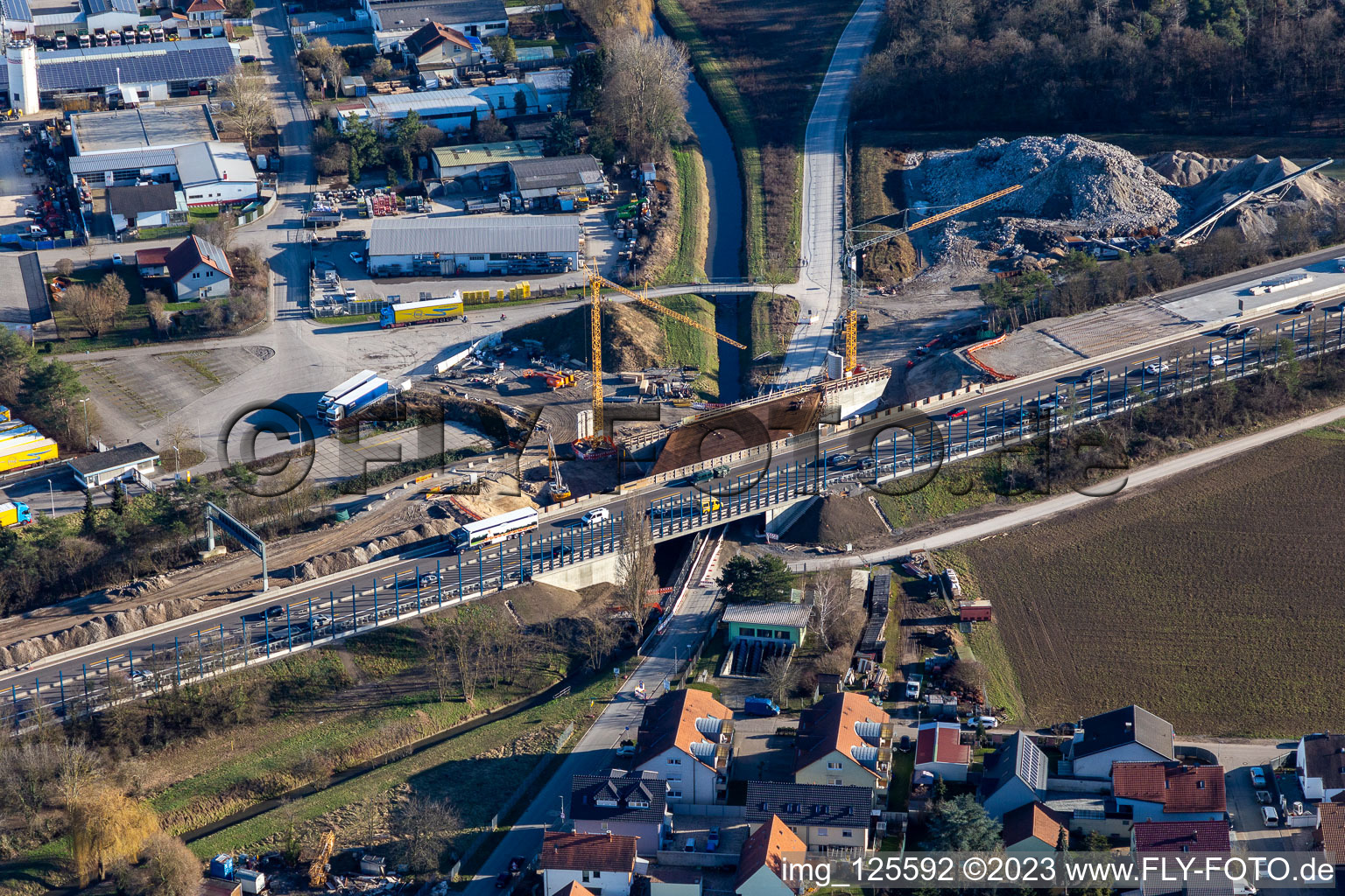 Autobahn- Baustelle zur Erneuerung der Brücke der A5 in Sankt Leon-Rot in St. Leon-Rot im Bundesland Baden-Württemberg, Deutschland
