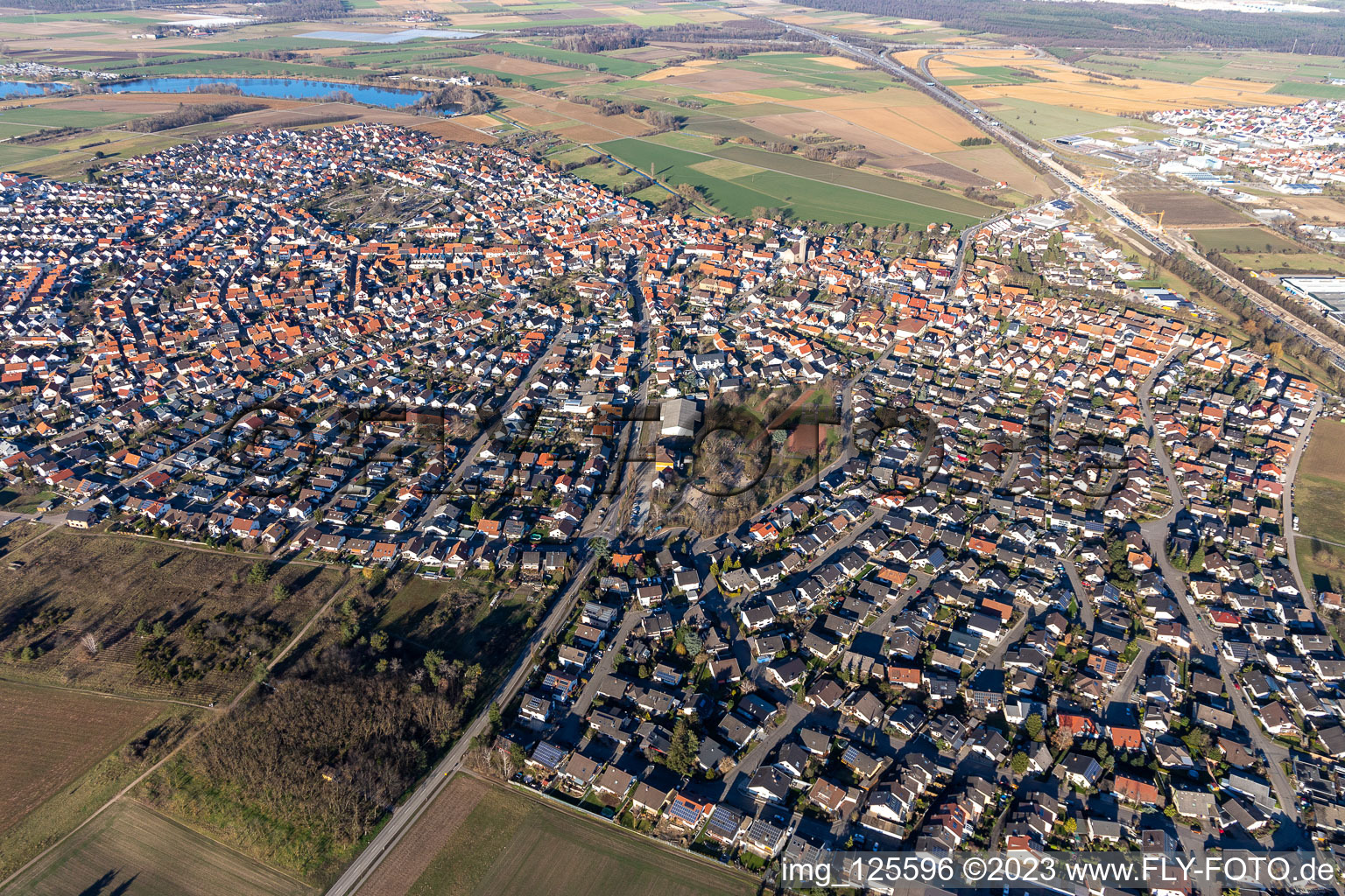 Luftaufnahme von Ortsansicht der Straßen und Häuser der Wohngebiete in Sankt Leon in St. Leon-Rot im Bundesland Baden-Württemberg, Deutschland