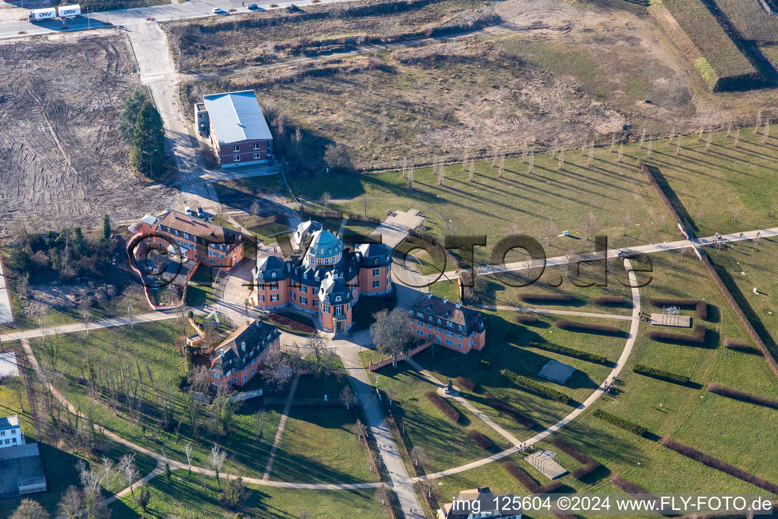 Luftaufnahme von Gebäude und Parkanlagen der Eremitage in Waghäusel im Bundesland Baden-Württemberg, Deutschland