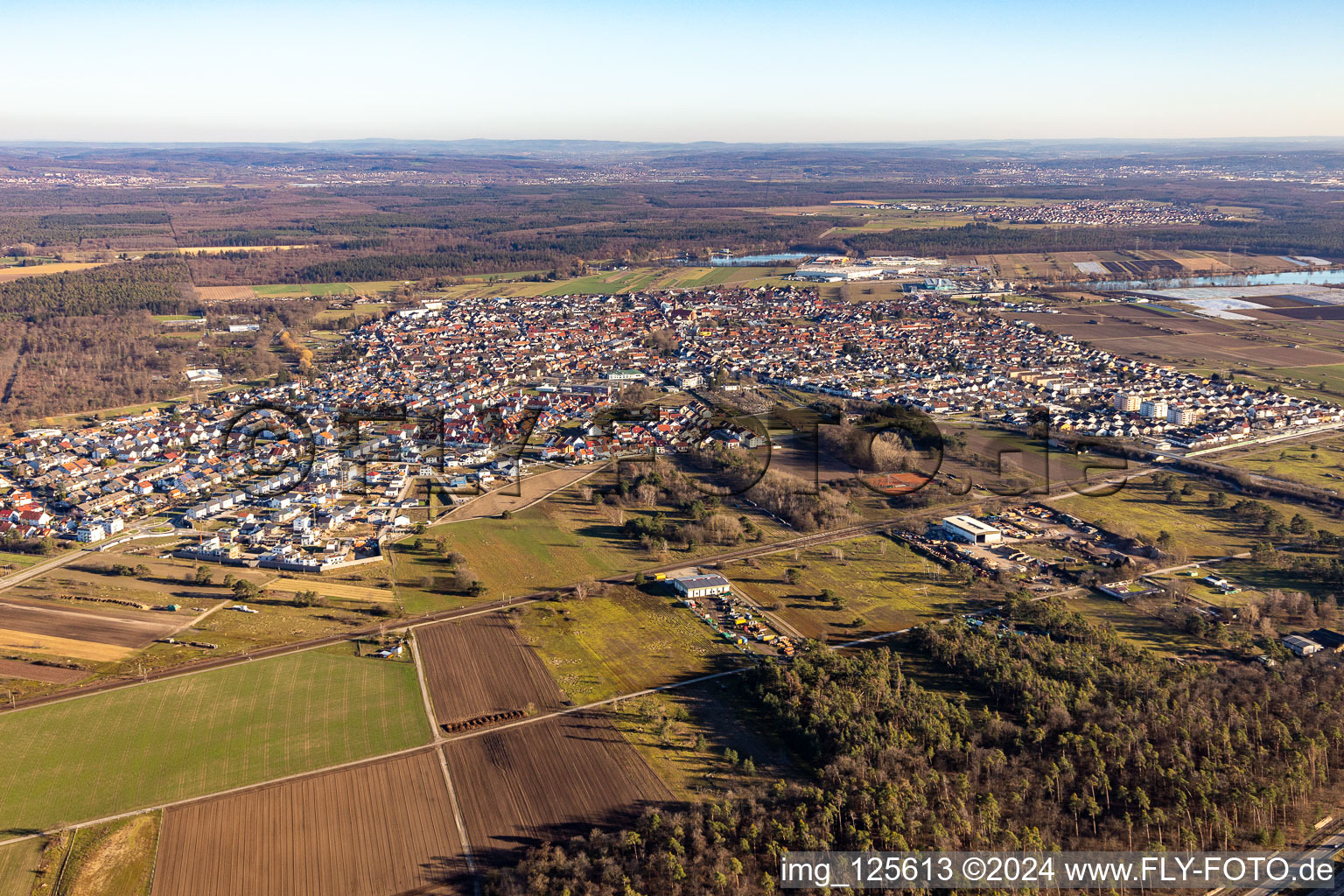 Ortsansicht am Rande von landwirtschaftlichen Feldern und Nutzflächen in Wiesental in Waghäusel im Bundesland Baden-Württemberg, Deutschland