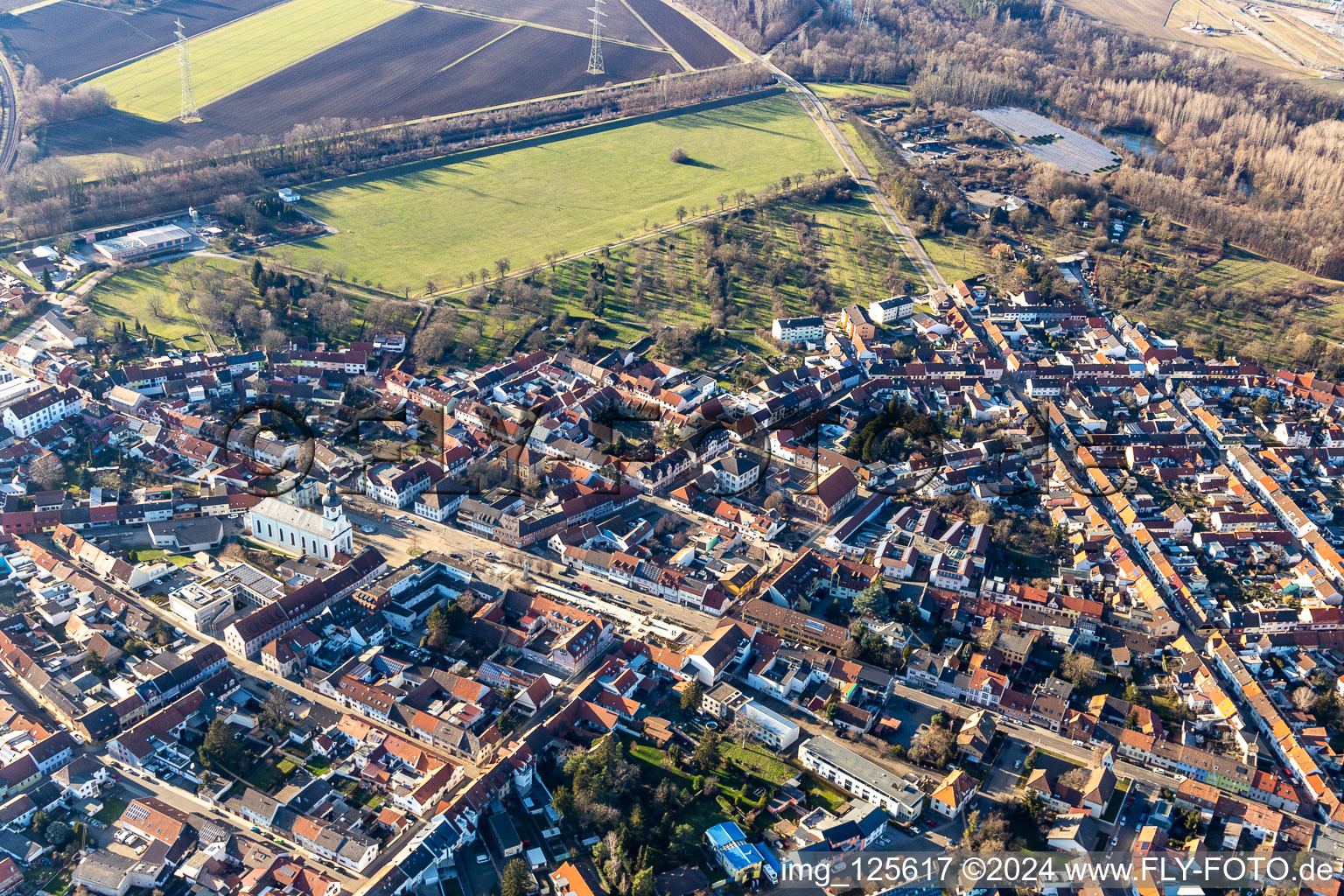 Luftbild von Katholische Kirche am Marktplatz in Philippsburg im Bundesland Baden-Württemberg, Deutschland