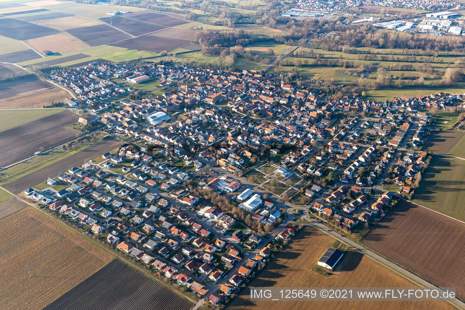 Ortsansicht der Straßen und Häuser der Wohngebiete in Steinweiler im Bundesland Rheinland-Pfalz, Deutschland