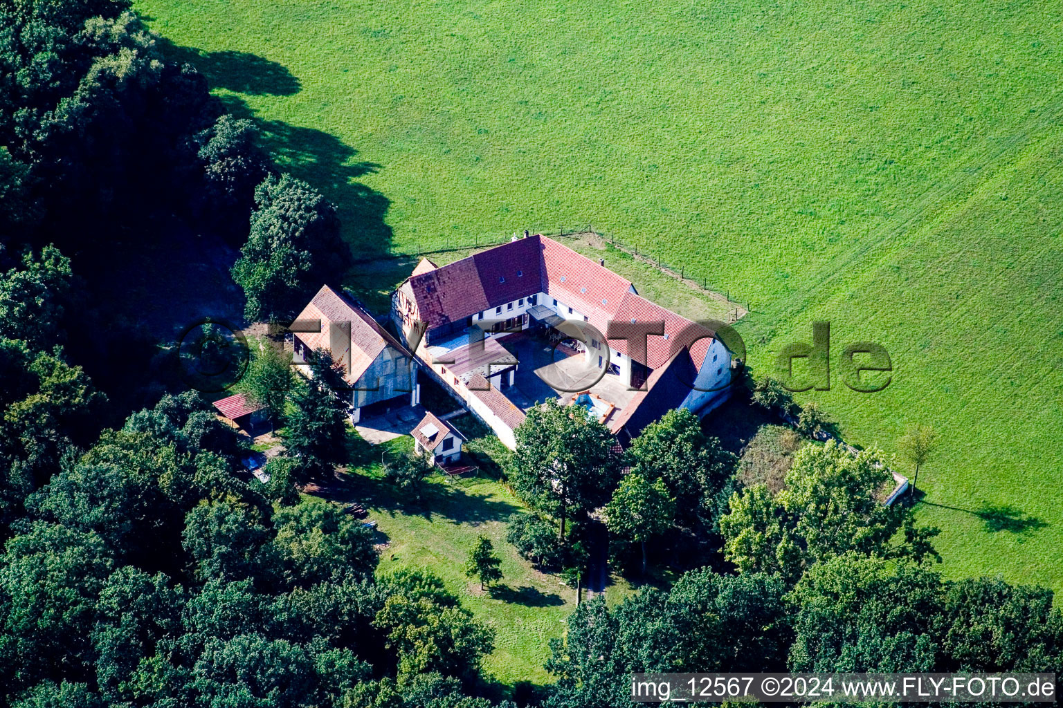 Herrenmühle - Gehöft eines Bauernhofes am Rand von bestellten Feldern im Ortsteil Minderslachen in Kandel im Bundesland Rheinland-Pfalz, Deutschland