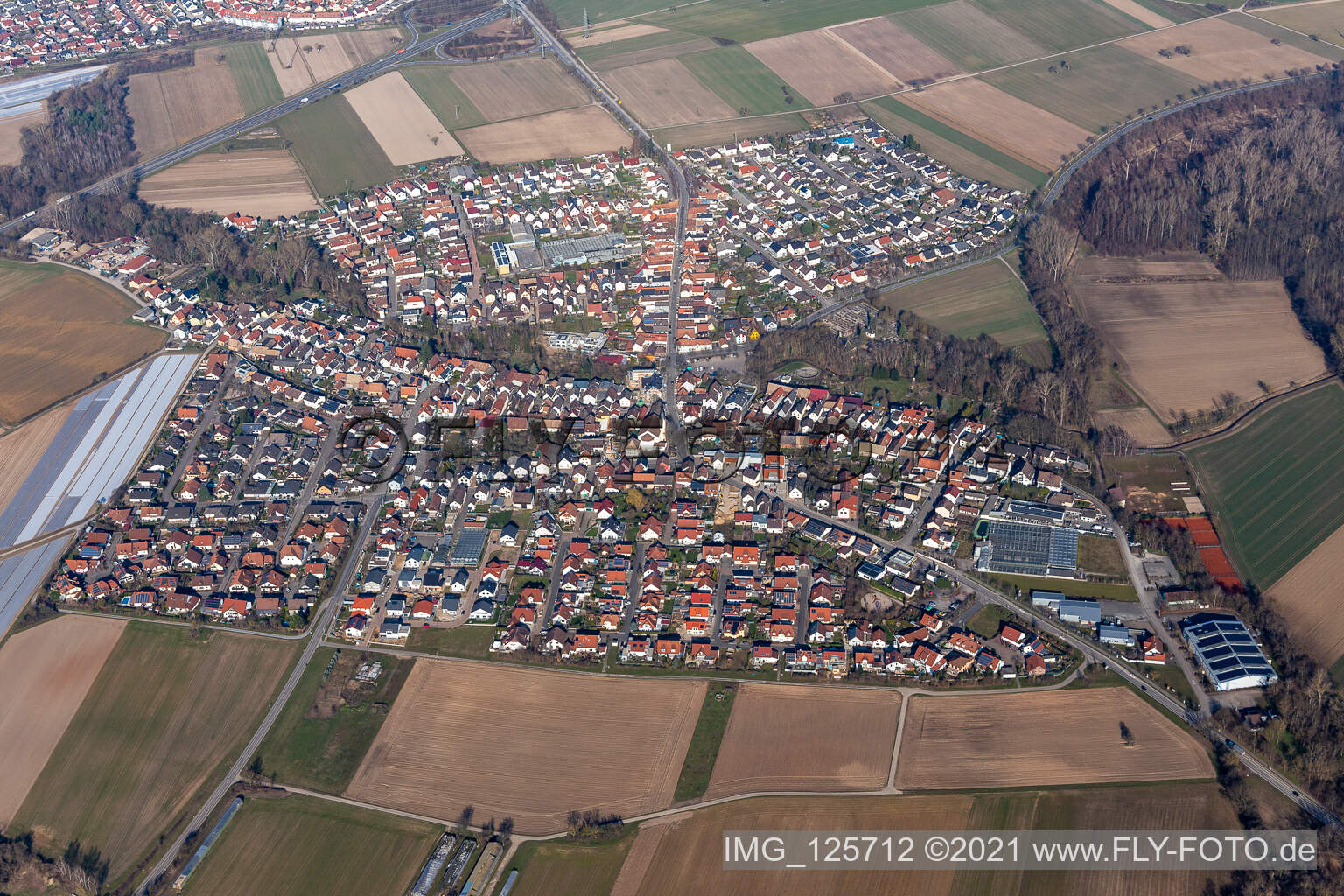 Luftbild von Dorf - Ansicht am Rande von landwirtschaftlichen Feldern und Nutzflächen in Kuhardt im Bundesland Rheinland-Pfalz, Deutschland