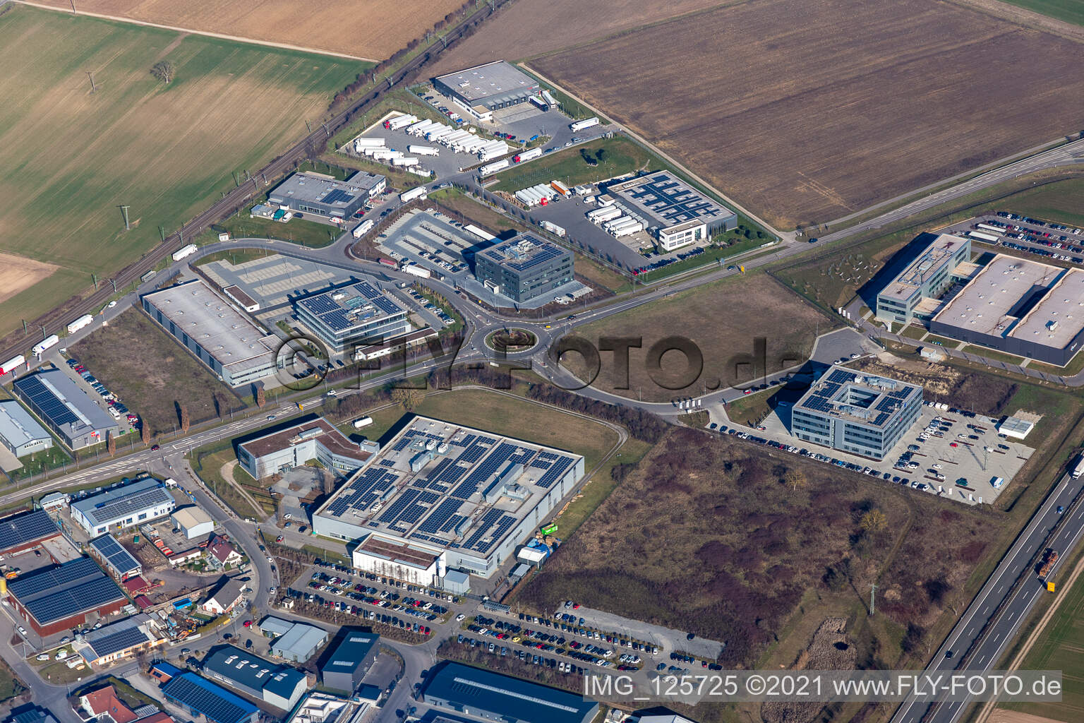 Industriegebiet Nord mit ITK Engineering, DBK, MTS Group in Rülzheim im Bundesland Rheinland-Pfalz, Deutschland