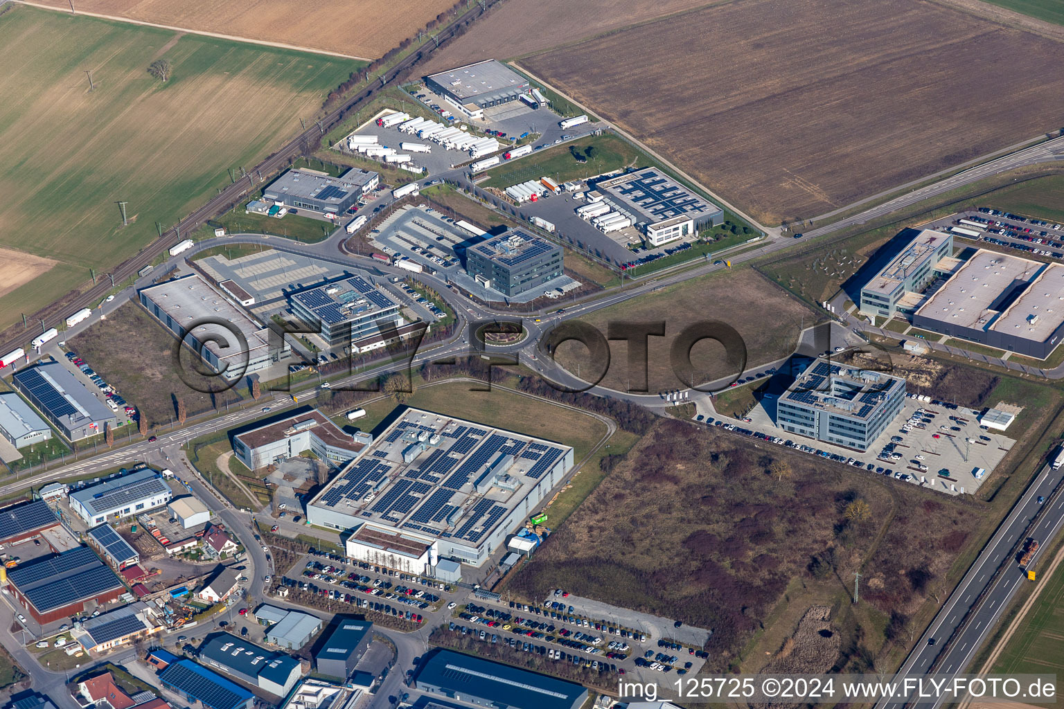 Industriegebiet Nord mit ITK Engineering, DBK, MTS Group in Rülzheim im Bundesland Rheinland-Pfalz, Deutschland