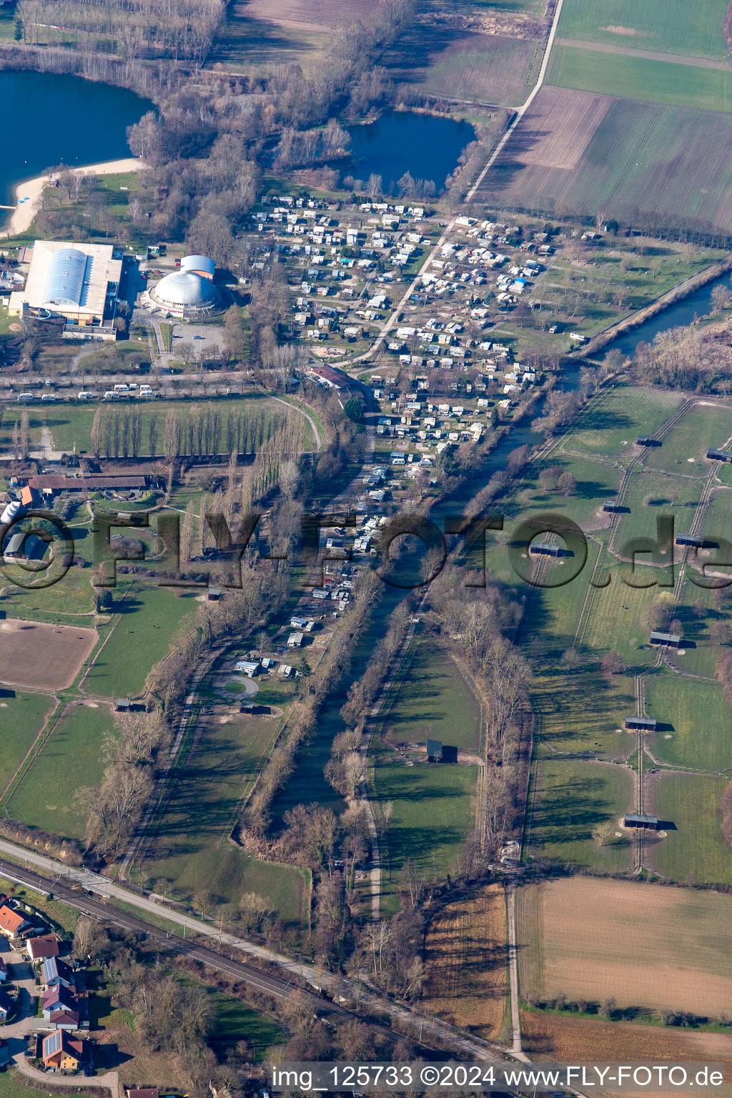 Luftbild von Campingplatz Rülzheim zwischen Dampfnudel und Straußenfarm Mhou im Bundesland Rheinland-Pfalz, Deutschland