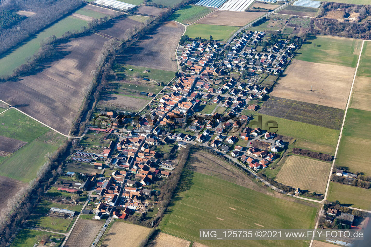 Luftaufnahme von Dorf - Ansicht am Rande von landwirtschaftlichen Feldern und Nutzflächen in Herxheimweyher im Bundesland Rheinland-Pfalz, Deutschland