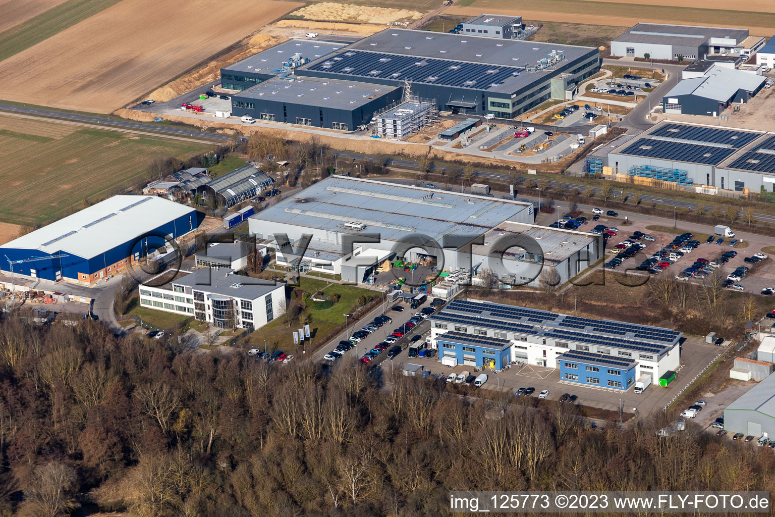 Luftbild von Eberspächer Catem GmbH. Anhänger Klimm im Ortsteil Herxheim in Herxheim bei Landau/Pfalz im Bundesland Rheinland-Pfalz, Deutschland