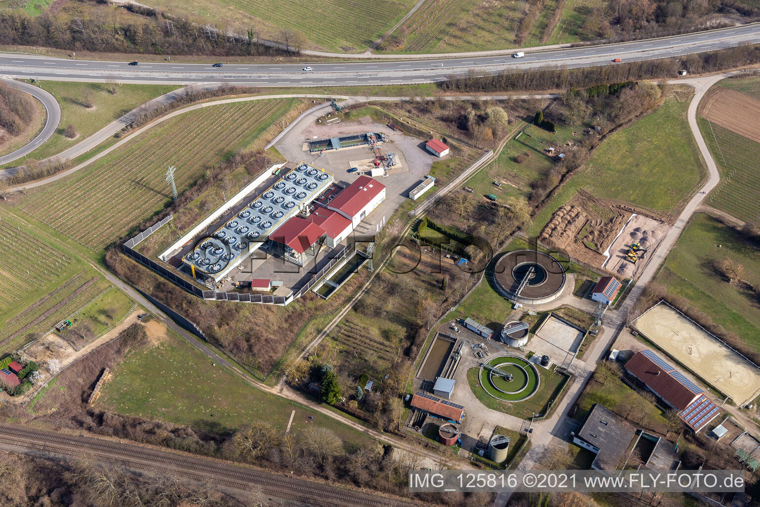 Luftaufnahme von Kühlanlagen des Geothermiekraftwerk in Insheim im Bundesland Rheinland-Pfalz, Deutschland