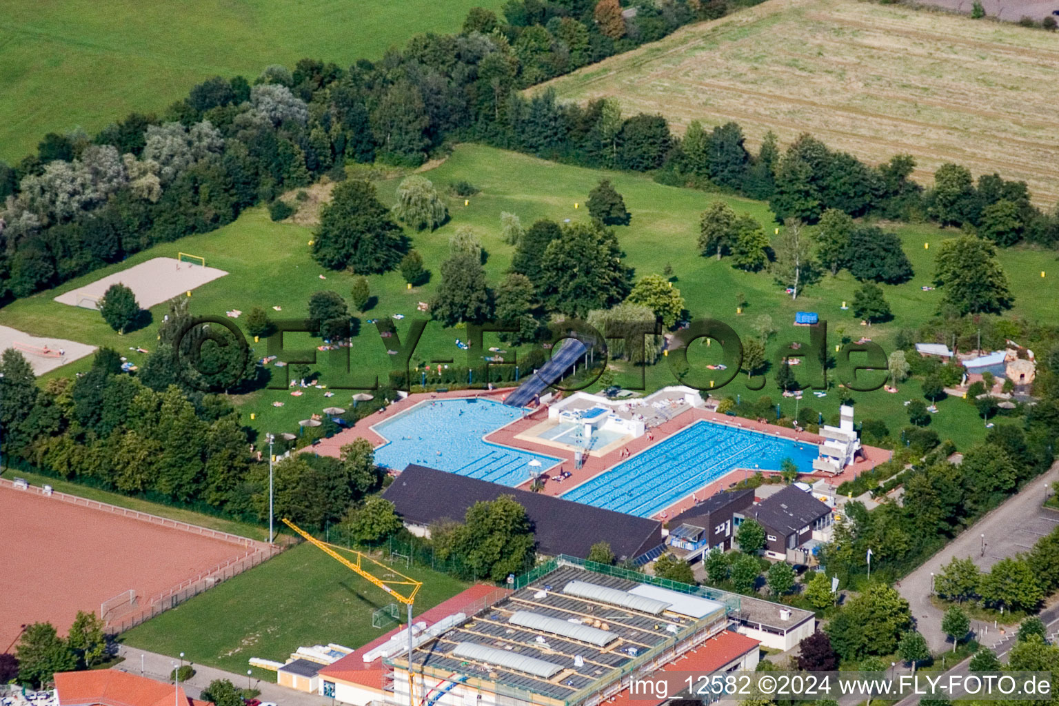 Luftbild von Freibad in Offenbach an der Queich im Bundesland Rheinland-Pfalz, Deutschland