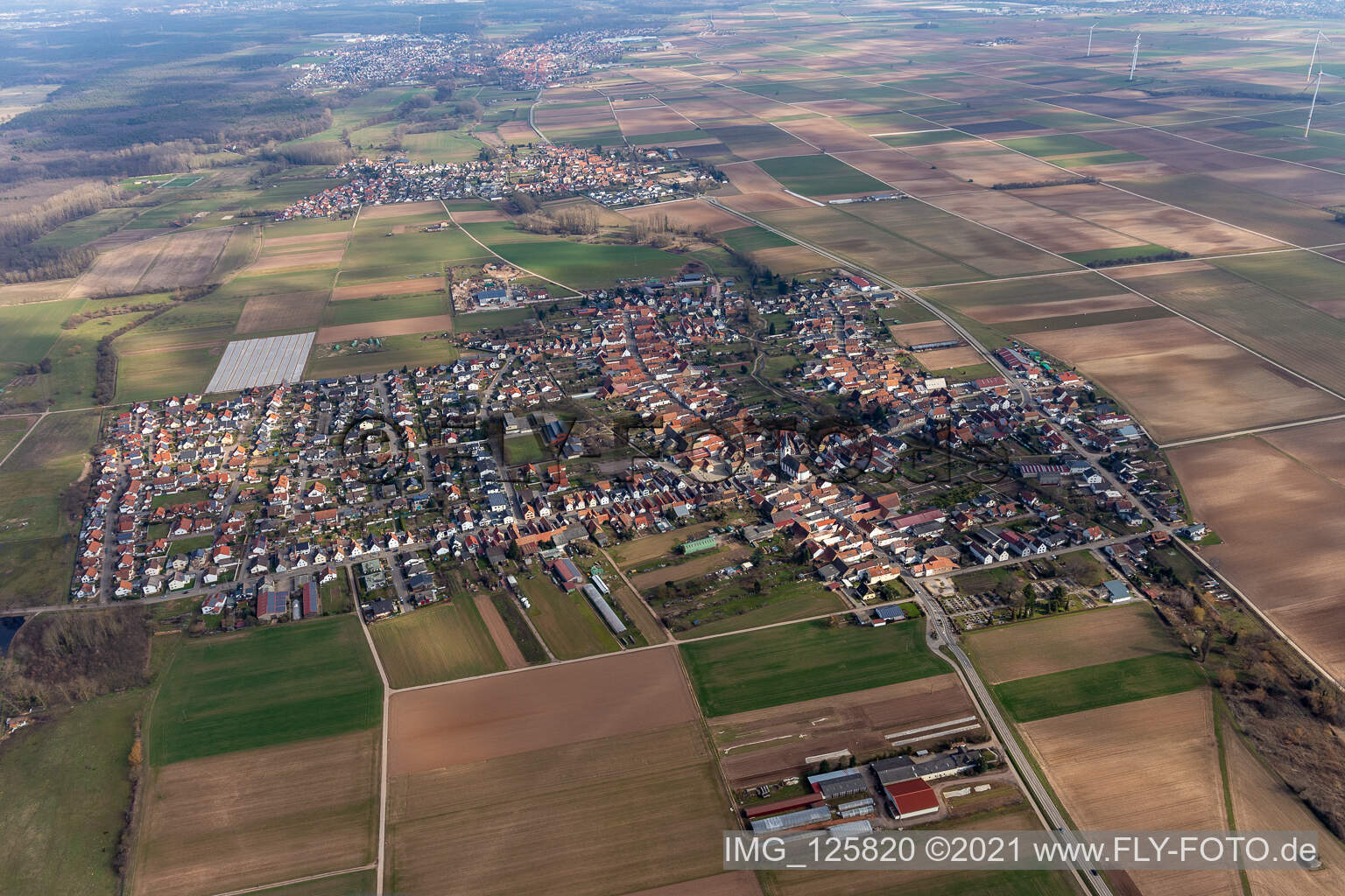 Ottersheim bei Landau im Bundesland Rheinland-Pfalz, Deutschland von einer Drohne aus