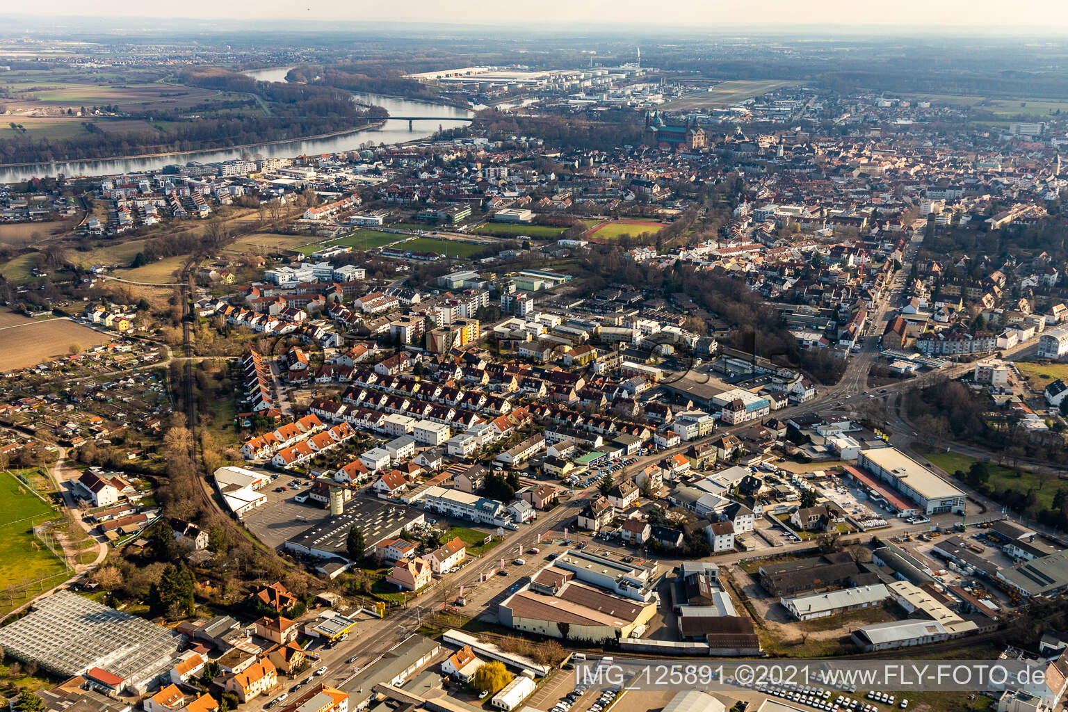 Stadtansicht vom Ufer des Flußverlaufes des Rhein im Osten bis zur Wormser Landstraße im Westen in Speyer im Bundesland Rheinland-Pfalz, Deutschland