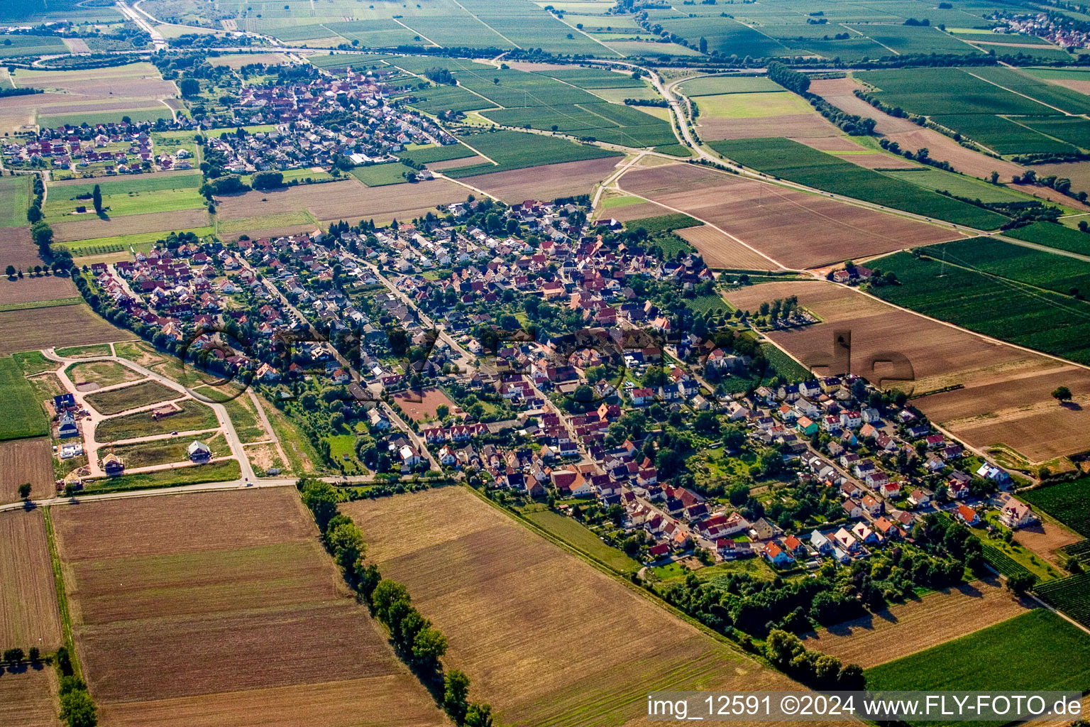 Ortsansicht der Straßen und Häuser der Wohngebiete in Bornheim im Bundesland Rheinland-Pfalz, Deutschland