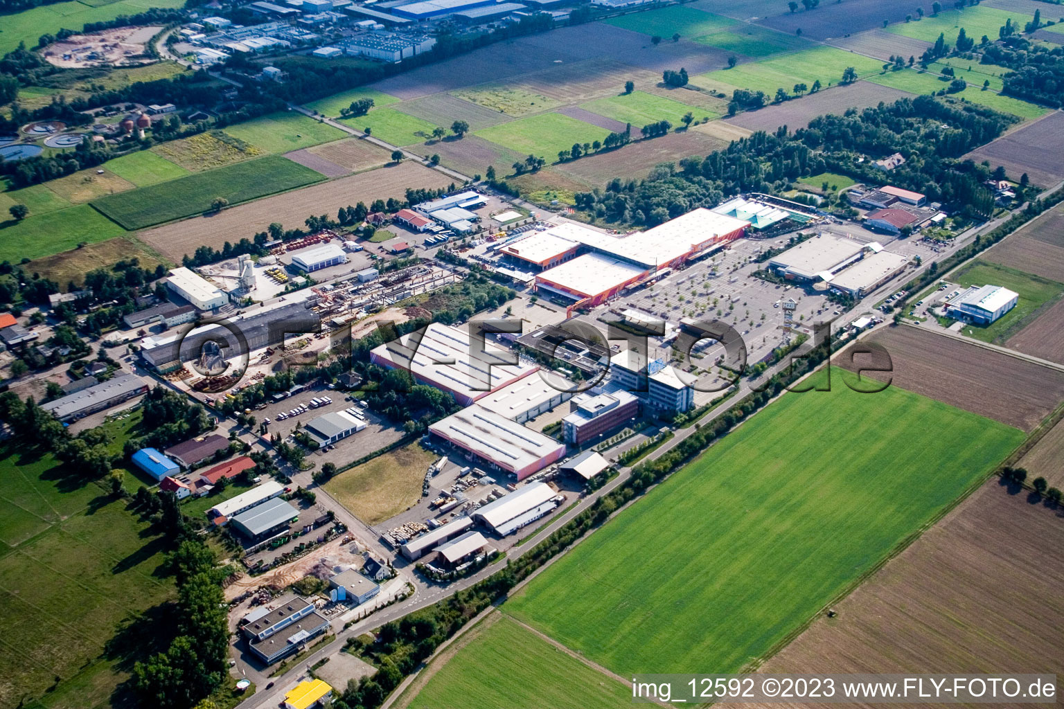 Luftbild von Industriegebiet Bruchwiesenstraße mit Hornbach Baumarkt in Bornheim im Bundesland Rheinland-Pfalz, Deutschland