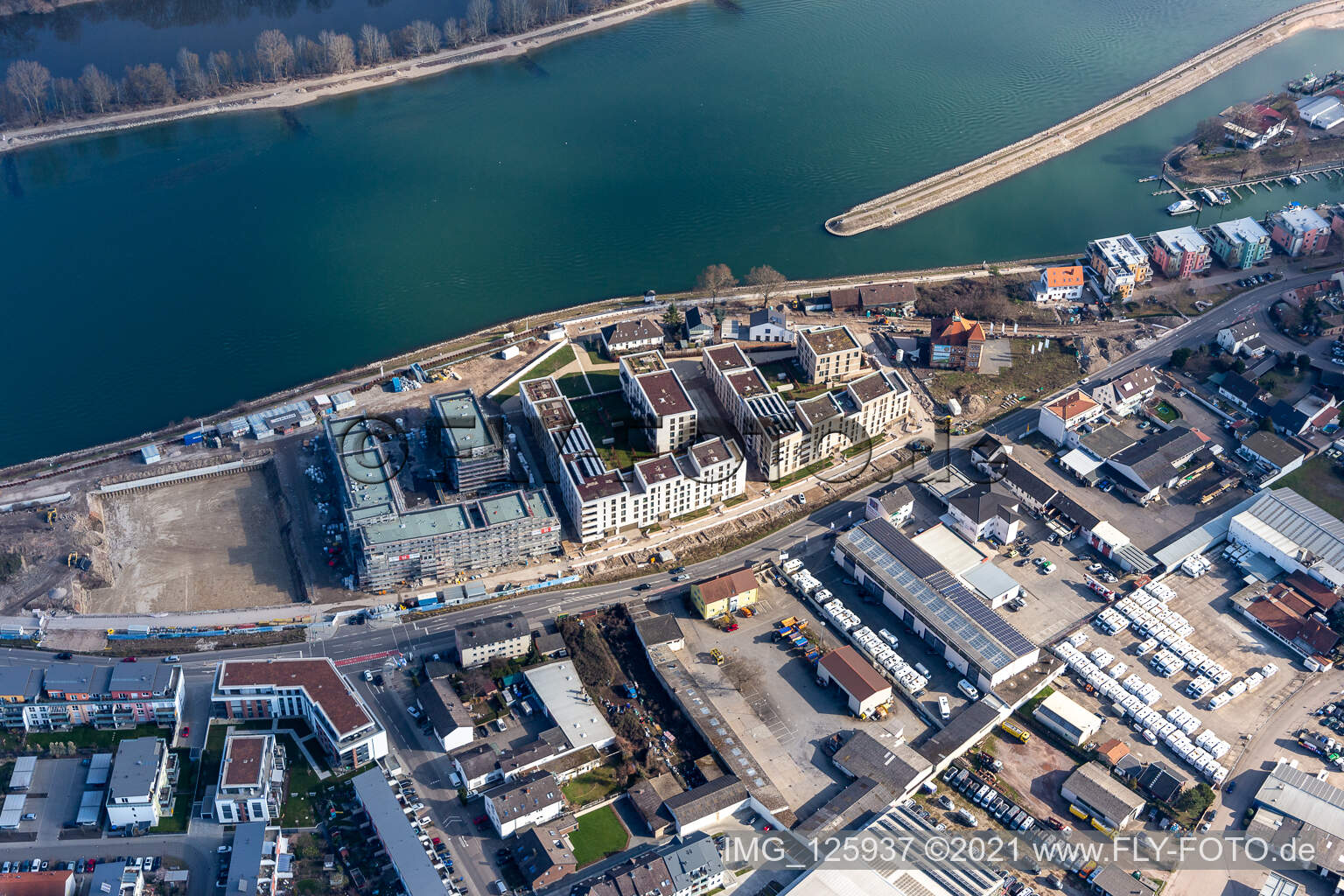 Luftbild von Baustelle der Wohnbebauung an der alten Ziegelei am Uferbereich des Rhein in Speyer im Bundesland Rheinland-Pfalz, Deutschland