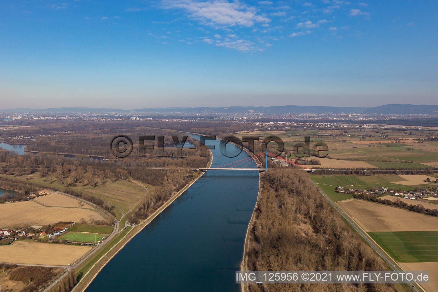 Uferbereiche am Flußverlauf des Rhein mit Brücke der Autobahn A61 in Speyer im Bundesland Rheinland-Pfalz, Deutschland