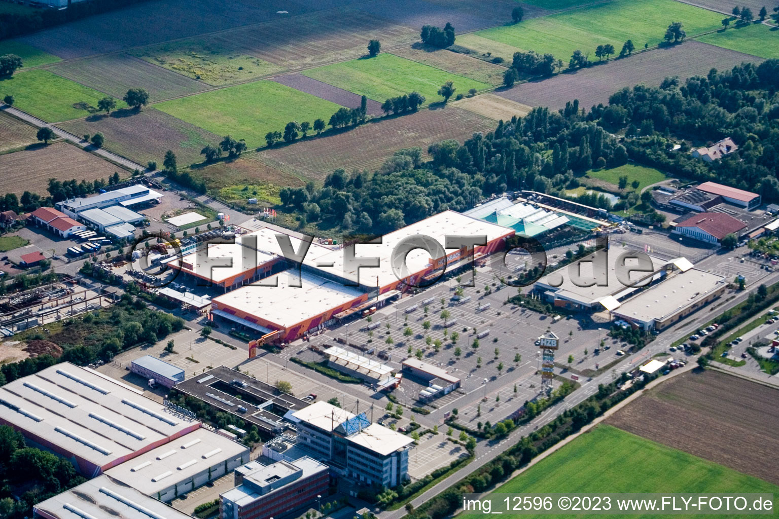 Luftbild von Hornbach Baumarkt im Industriegebiet Bruchwiesenstr in Bornheim im Bundesland Rheinland-Pfalz, Deutschland
