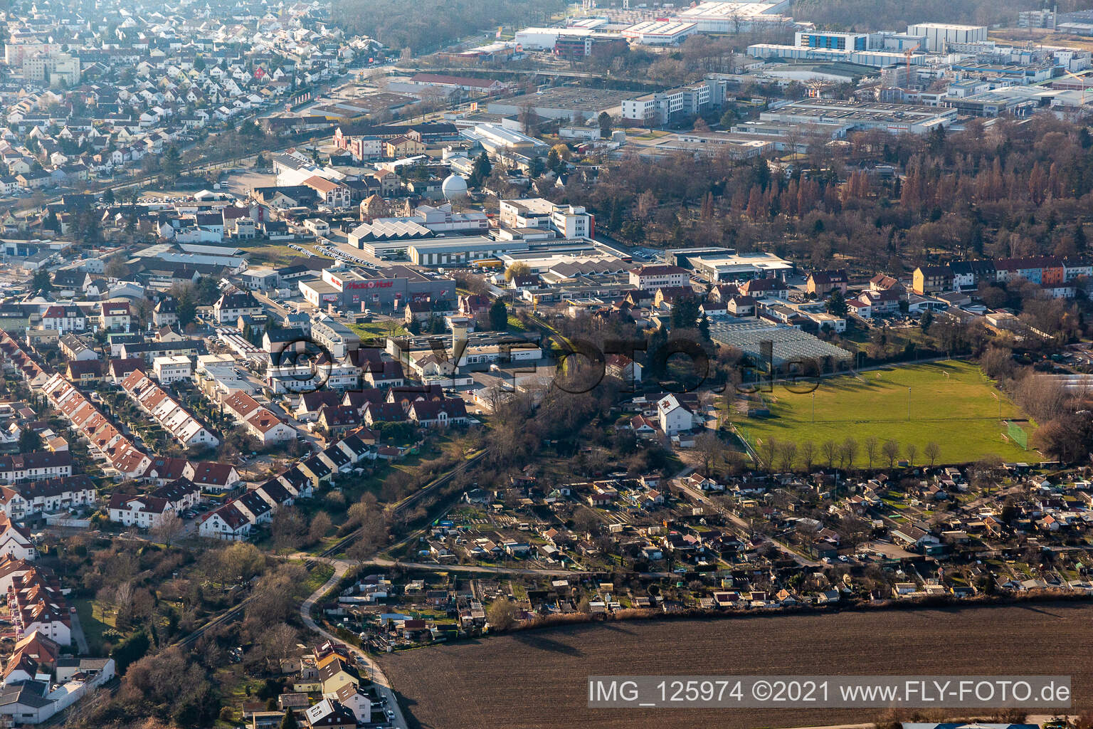 Luftbild von Schrebergärten und Sportplatz an der Kuhweide in Speyer im Bundesland Rheinland-Pfalz, Deutschland