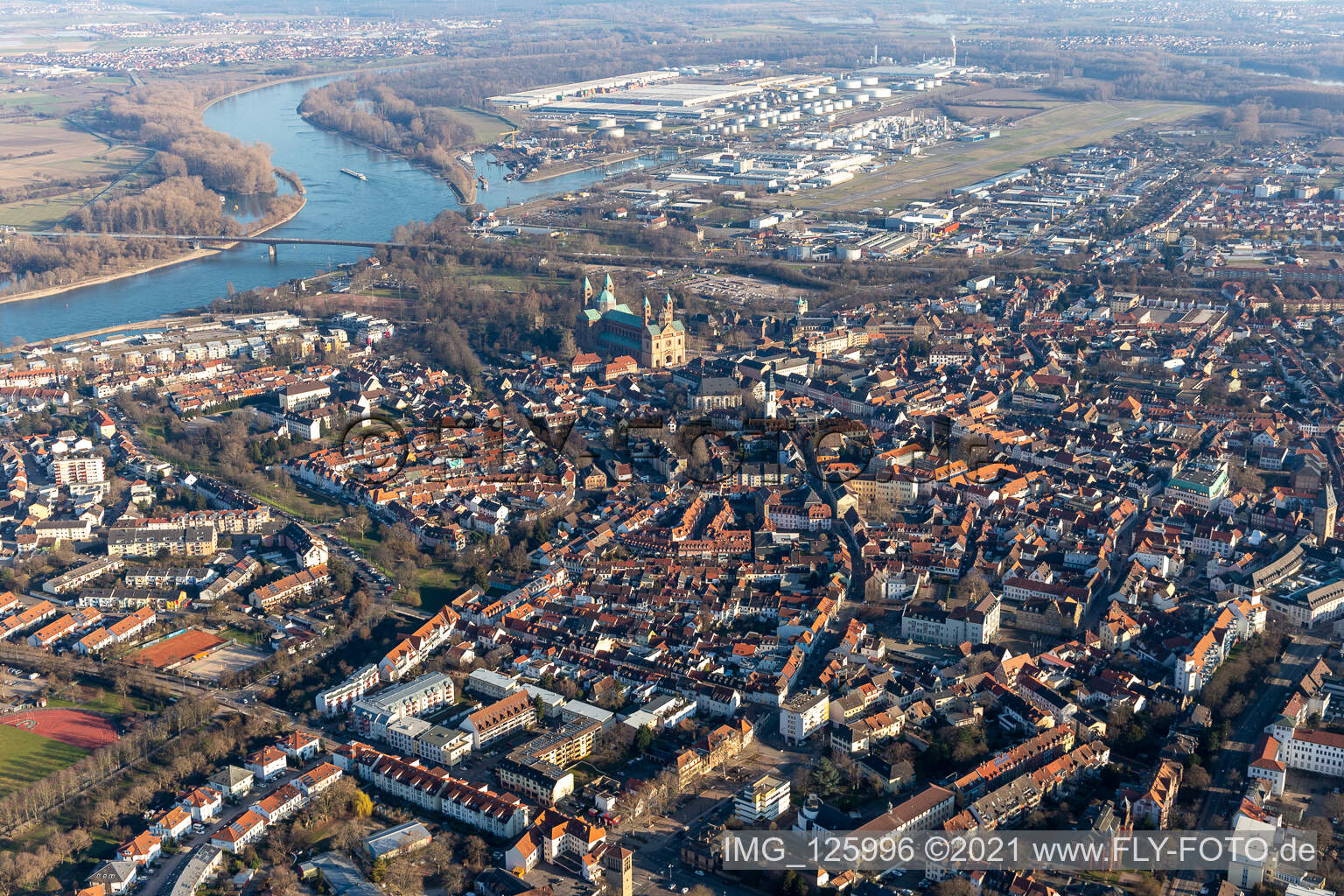 Altstadtbereich und Innenstadtzentrum am Ufer des Rhein in Speyer im Bundesland Rheinland-Pfalz, Deutschland