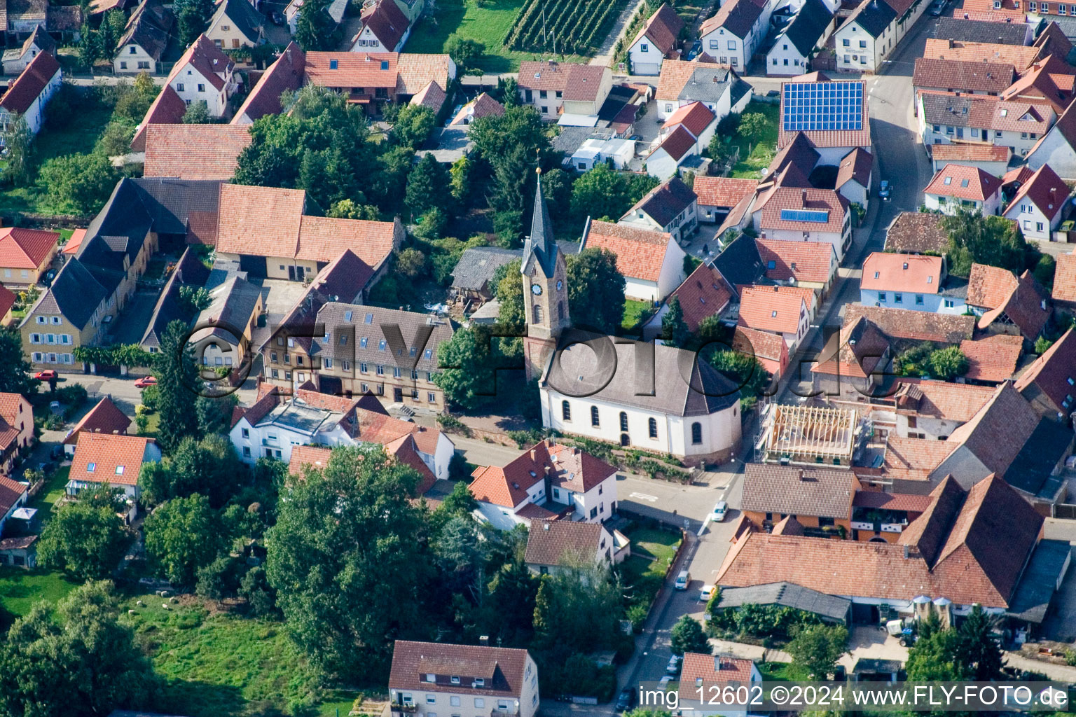 Kirchengebäude der Protestantischen Kirche im Dorfkern in Essingen im Bundesland Rheinland-Pfalz, Deutschland