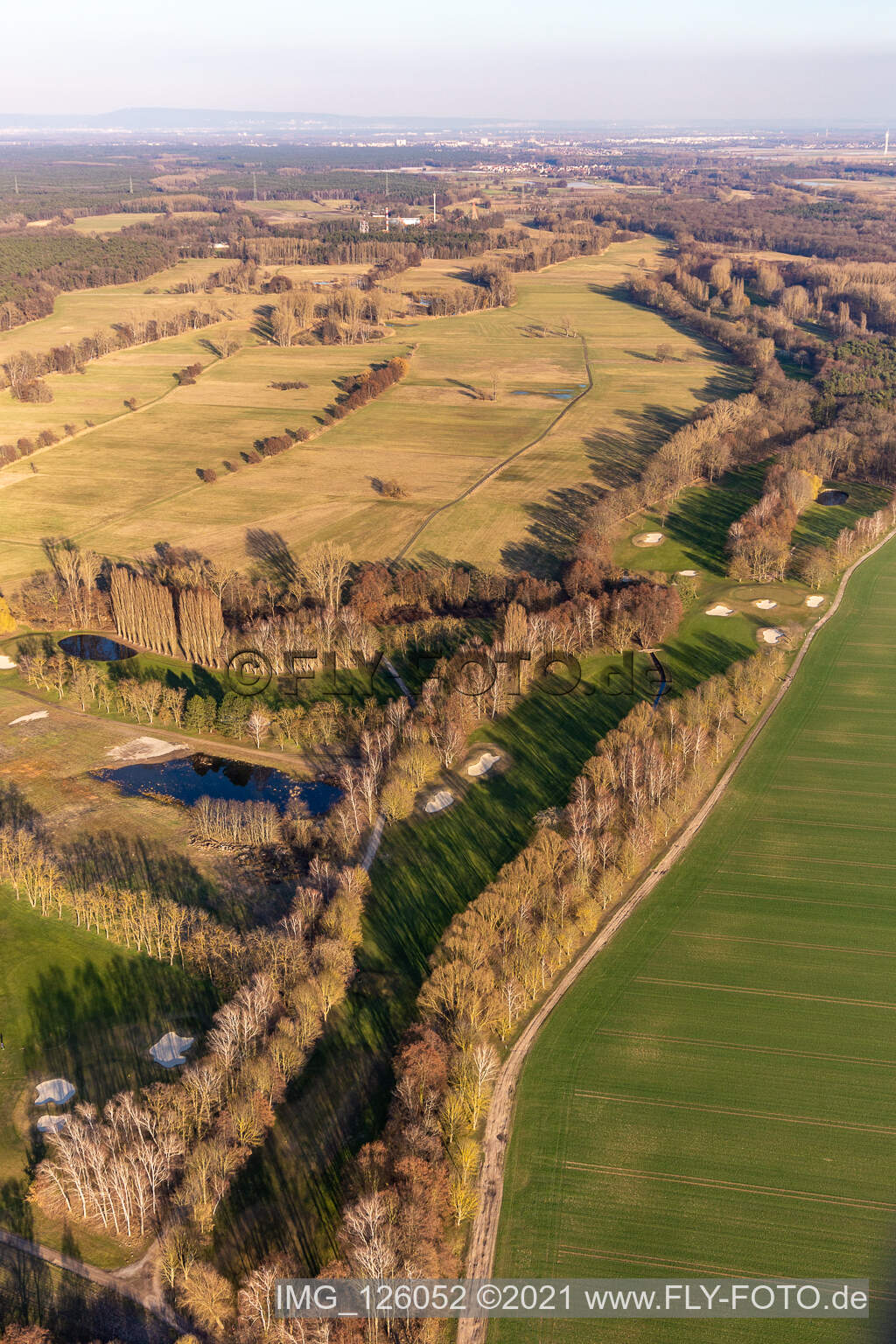 Schrägluftbild von Gelände des Golfplatz Golf-Club Pfalz in Neustadt an der Weinstraße im Ortsteil Geinsheim im Bundesland Rheinland-Pfalz, Deutschland