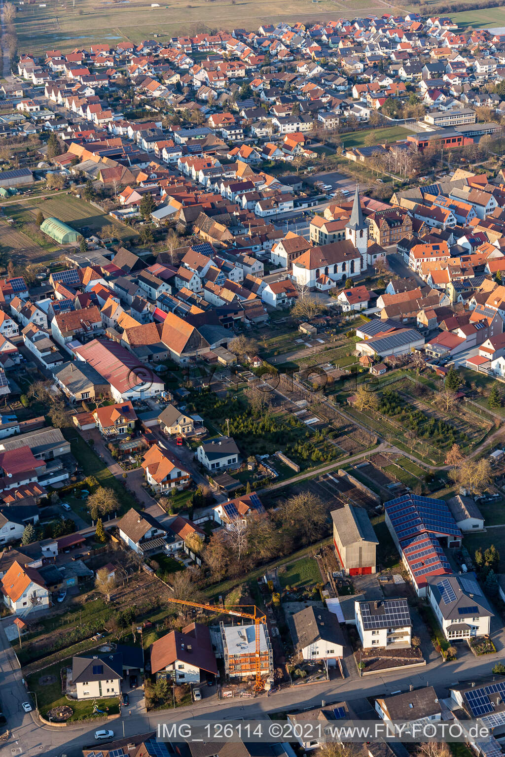 Luftbild von Kirchengebäude im Dorfkern in Ottersheim bei Landau im Bundesland Rheinland-Pfalz, Deutschland