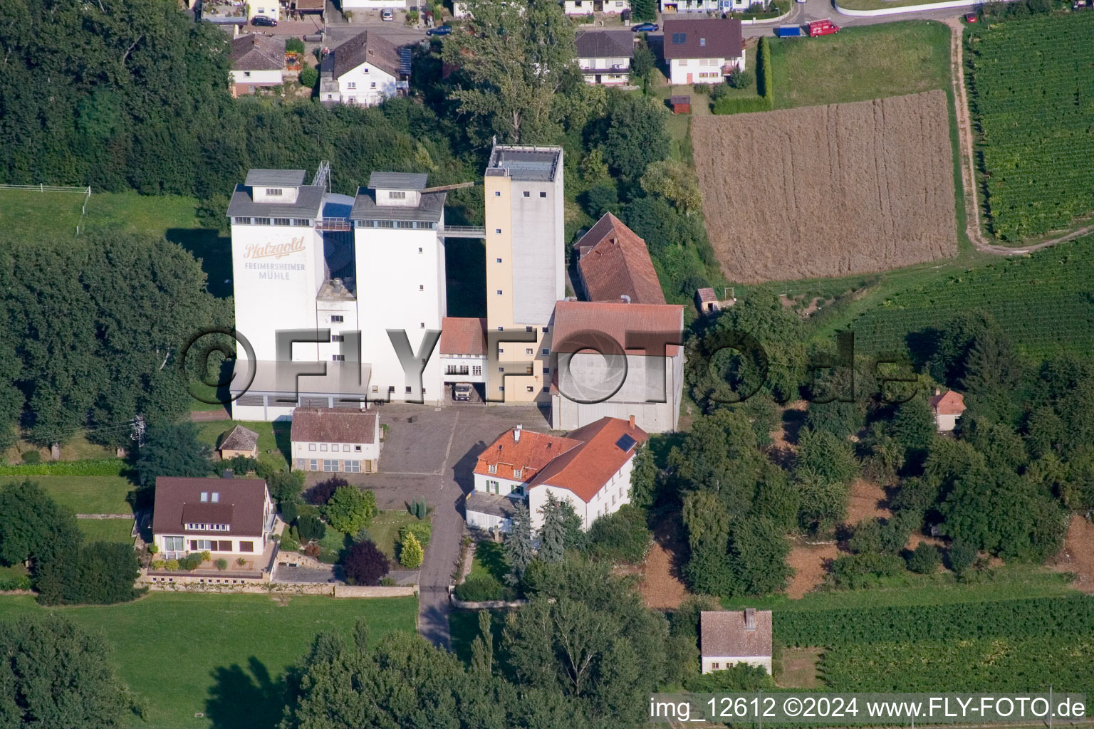 Gebäude, Silo- und Produktionshallen auf dem Werksgelände Cornexo GmbH (Freimersheimer Maismühle) in Freimersheim (Pfalz) im Bundesland Rheinland-Pfalz, Deutschland