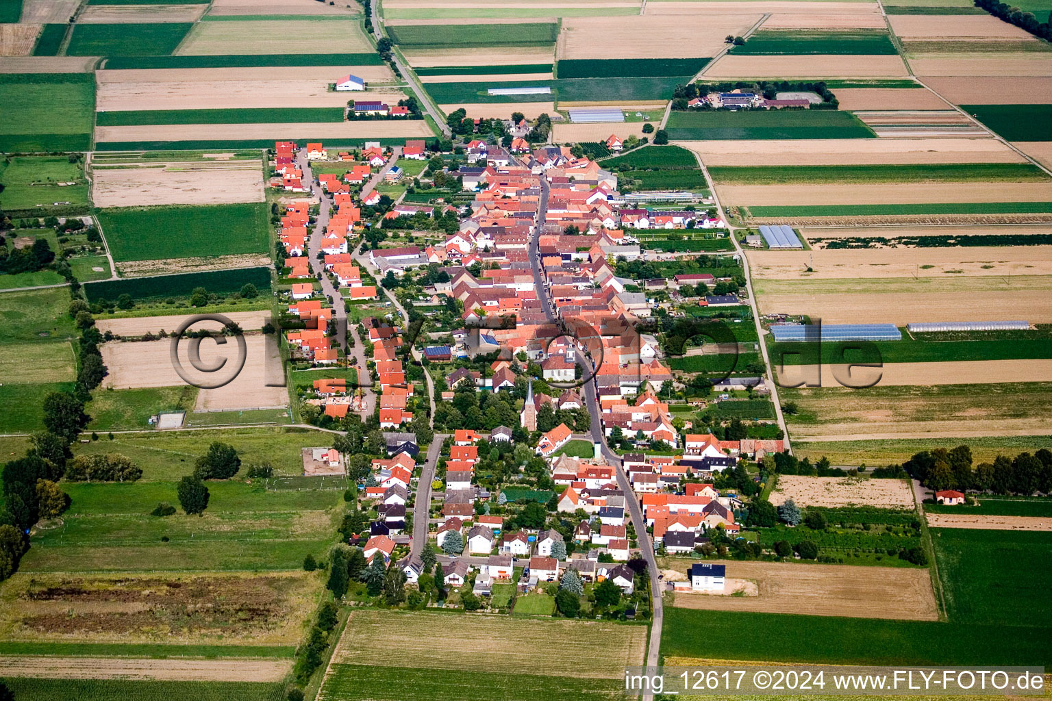 Ortsansicht der Straßen und Häuser der Wohngebiete in Altdorf im Bundesland Rheinland-Pfalz, Deutschland aus der Luft