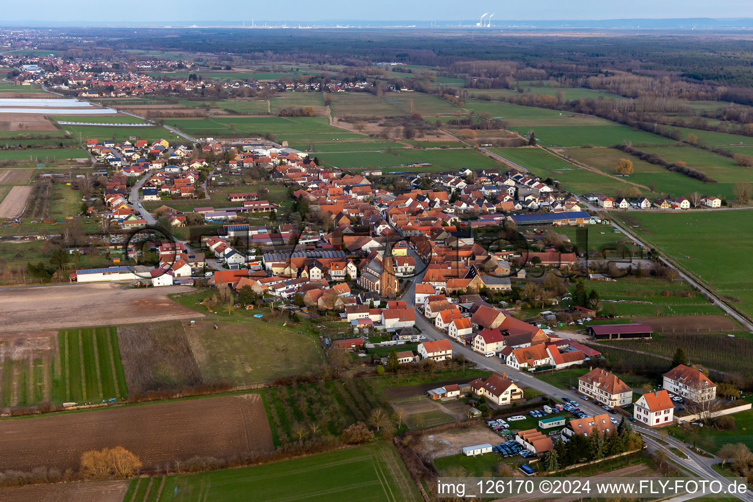 Luftbild von Dorf - Ansicht am Rande von landwirtschaftlichen Feldern und Nutzflächen in Schweighofen im Bundesland Rheinland-Pfalz, Deutschland
