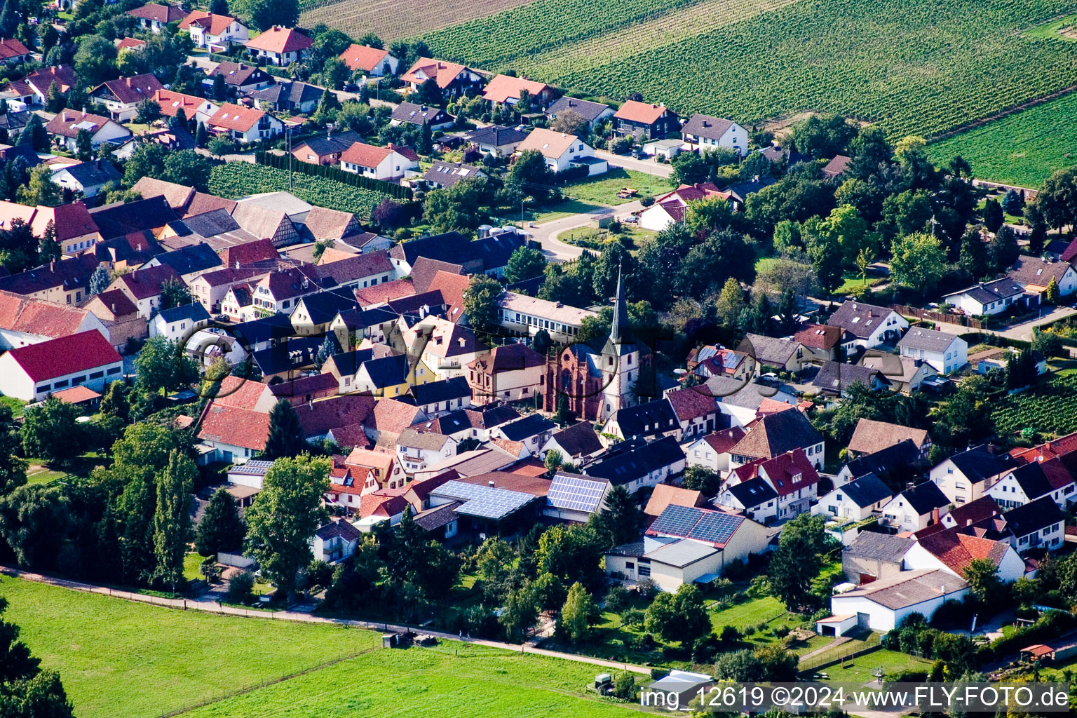 Ortsansicht der Straßen und Häuser der Wohngebiete in Altdorf im Bundesland Rheinland-Pfalz, Deutschland von oben gesehen