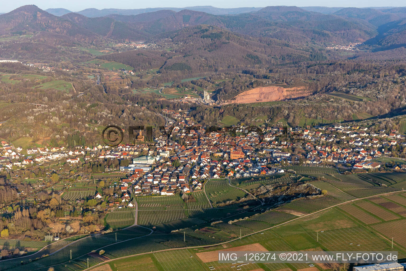 Luftbild von Vor dem Steinbruch in Albersweiler im Bundesland Rheinland-Pfalz, Deutschland