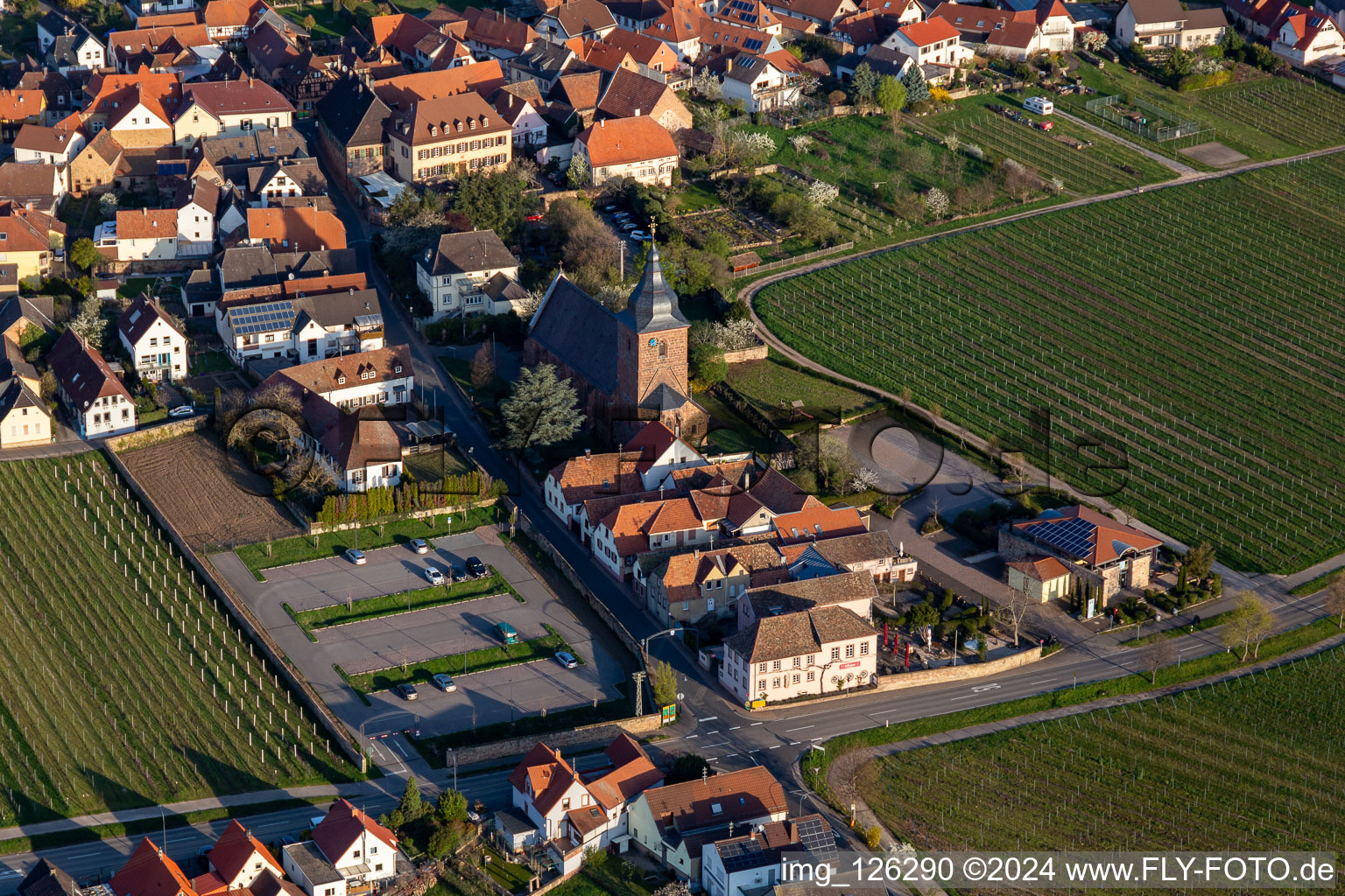 Kirchengebäude der Katholischen Pfarrkirche Maria Heimsuchung, Das Weinhaus Vinothek Meßmer, Ritterhof zur Rose in Burrweiler im Bundesland Rheinland-Pfalz, Deutschland