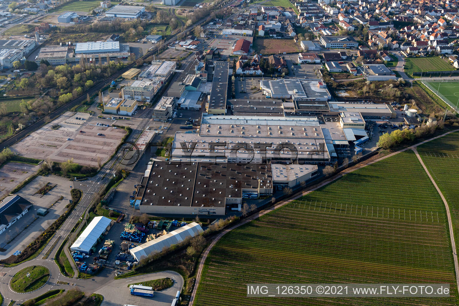 Schrägluftbild von Gebäude und Produktionshallen auf dem Werksgelände Tenneco Automotive Deutschland GmbH in Edenkoben im Bundesland Rheinland-Pfalz
