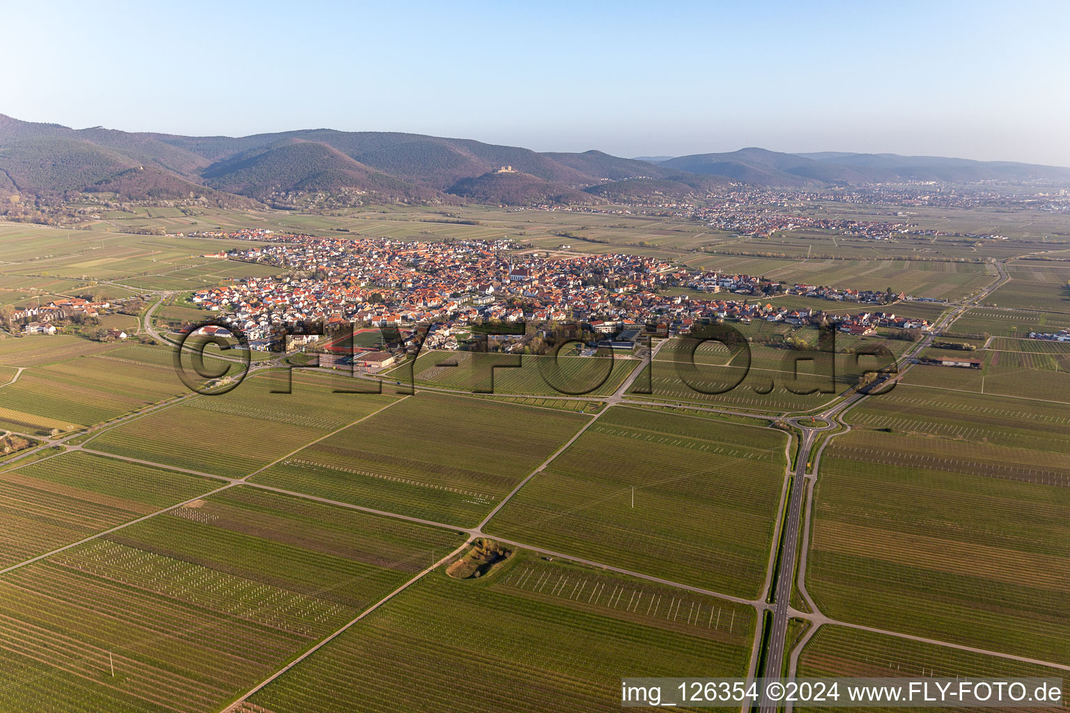 Schrägluftbild von Ortsteil Alsterweiler in Maikammer im Bundesland Rheinland-Pfalz, Deutschland