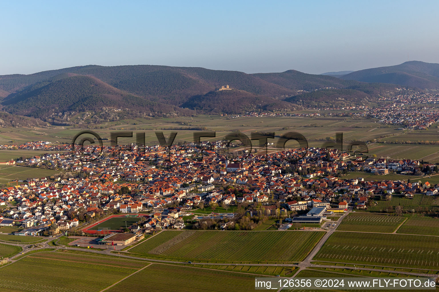 Ortsansicht der Straßen und Häuser der Wohngebiete in der vom Haardtrand des Pfälzerwalds umgebenen Rheinebene in Edenkoben im Ortsteil Alsterweiler in Maikammer im Bundesland Rheinland-Pfalz, Deutschland