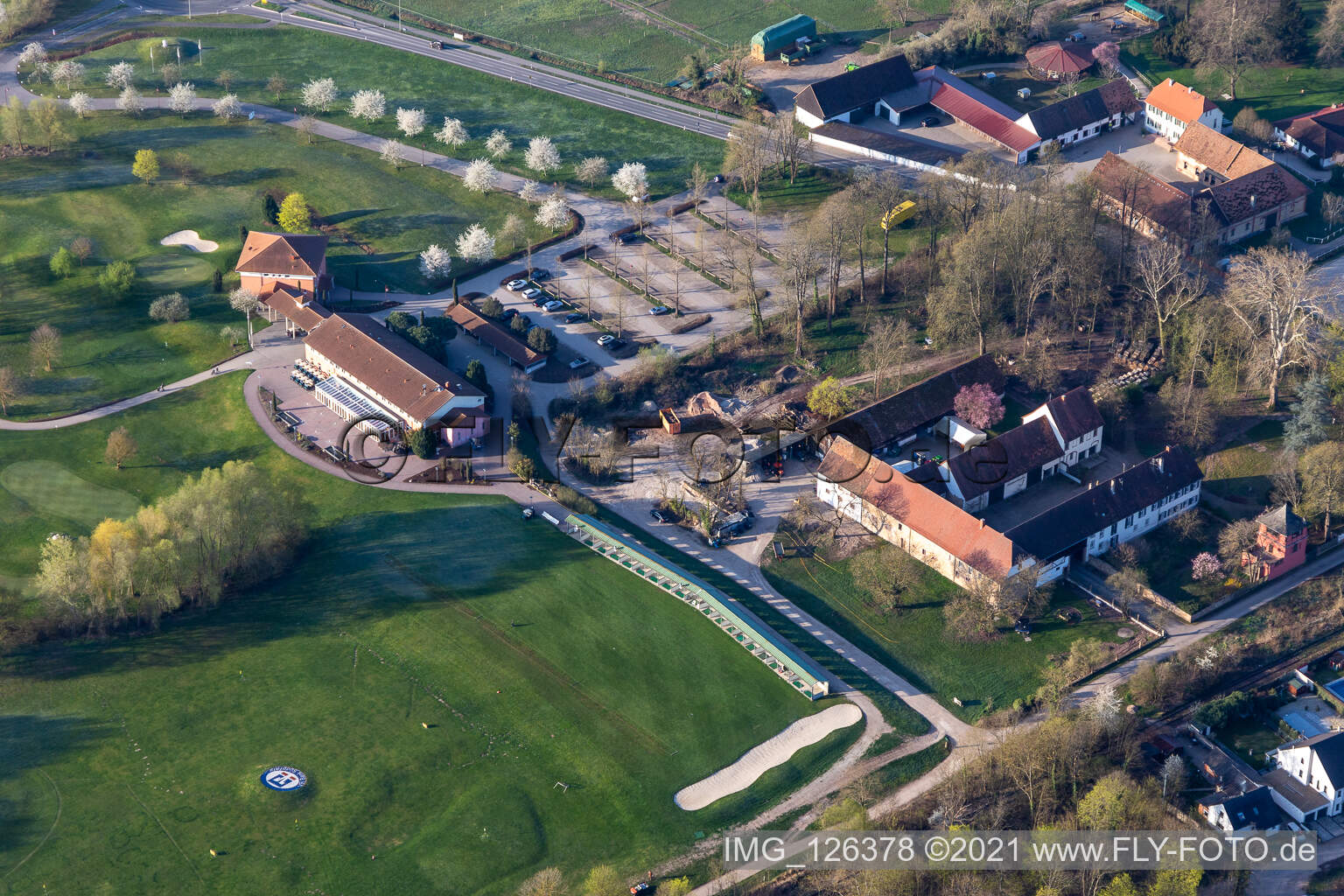 Luftaufnahme von Golfanlage Landgut Dreihof - GOLF absolute in Essingen im Bundesland Rheinland-Pfalz, Deutschland